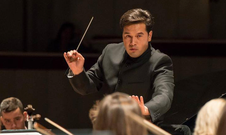 Robert Treviño, conductor